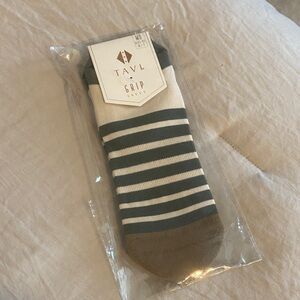 Tavi Savvy Grip Socks in Evergreen - Medium